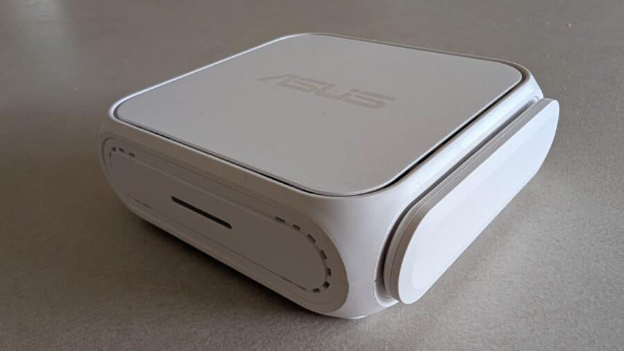 ASUS RT-BE58 Go router WiFi 7 da viaggio con antenne ripiegate, vista superiore su sfondo grigio