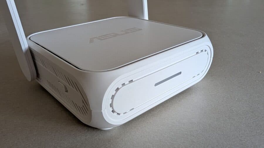 ASUS RT-BE58 Go con antenne estese, vista laterale che mostra il LED di stato frontale e le prese d'aria