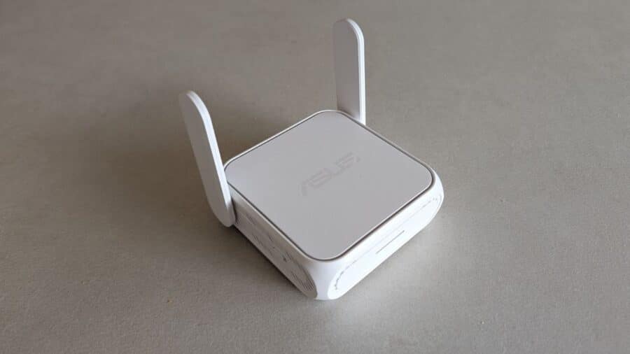 ASUS RT-BE58 Go router da viaggio WiFi 7 con antenne estese, vista tridimensionale frontale su sfondo grigio