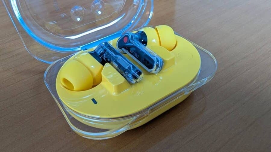 Dettaglio ravvicinato degli auricolari Nothing Ear (3a) Gialli nella custodia aperta
