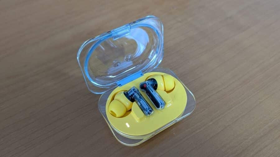 Nothing Ear (3a) Gialli aperti nella custodia, vista dall'alto con gommini in silicone visibili