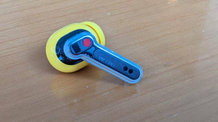 Singolo auricolare Nothing Ear (3a) Giallo con gambo trasparente e indicatore rosso