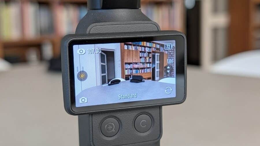 Schermo di DJI Osmo Pocket 4 in modalità foto con anteprima della libreria
