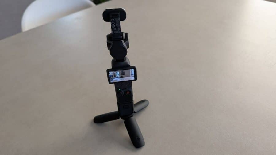 DJI Osmo Pocket 4 in piedi sul mini treppiede incluso nella confezione