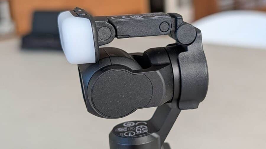 Testa del gimbal di DJI Osmo Pocket 4 con luce di riempimento montata di lato
