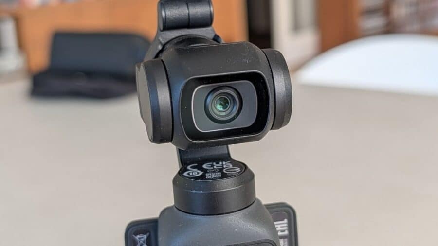 Primo piano dell'obiettivo della fotocamera di DJI Osmo Pocket 4