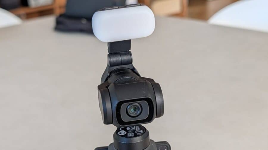 DJI Osmo Pocket 4 con luce di riempimento montata sopra l'obiettivo
