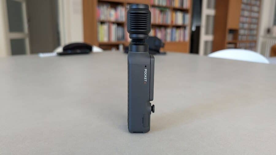 Profilo laterale di DJI Osmo Pocket 4 con il logo del modello in vista