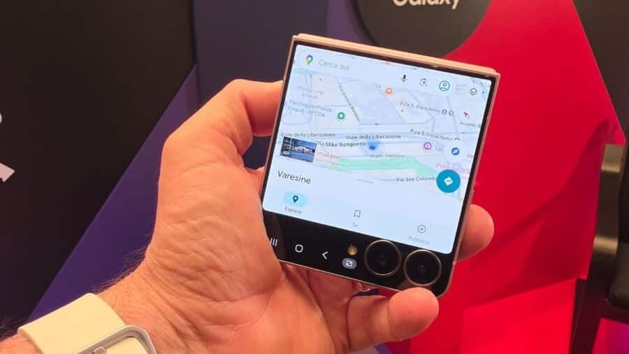 Samsung Galaxy Z Flip8 aperto con Google Maps sullo schermo, doppia fotocamera in basso