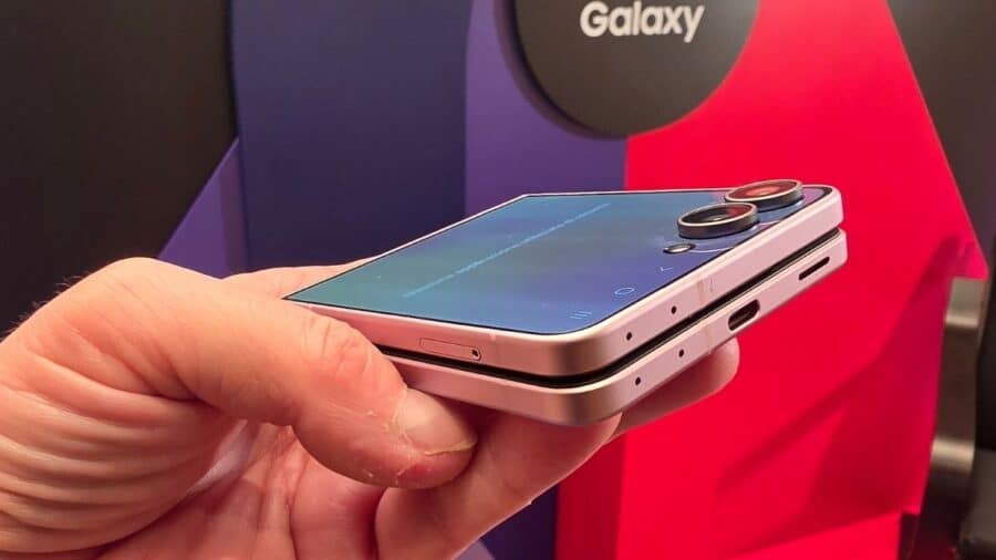 Samsung Galaxy Z Flip8 chiuso visto di profilo con doppia fotocamera e porta USB-C