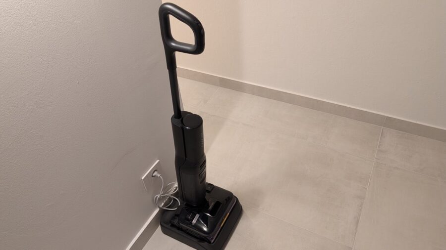 Roborock F25 Steam in carica sulla base, vista d'insieme in un angolo della stanza
