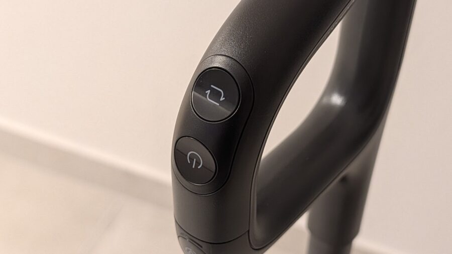 Manico della Roborock F25 Steam con i tasti di autopulizia e accensione