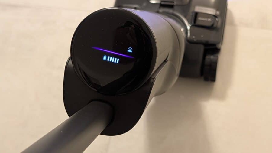 Display touch della Roborock F25 Steam con indicatore di carica della batteria