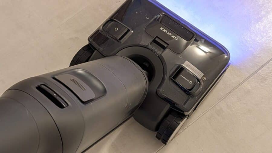 Spazzola della Roborock F25 Steam inclinata su pavimento con luce blu accesa