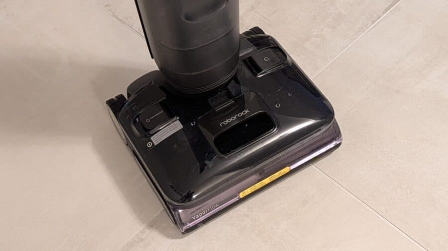 Spazzola della Roborock F25 Steam con etichetta VaporFlow su pavimento in gres