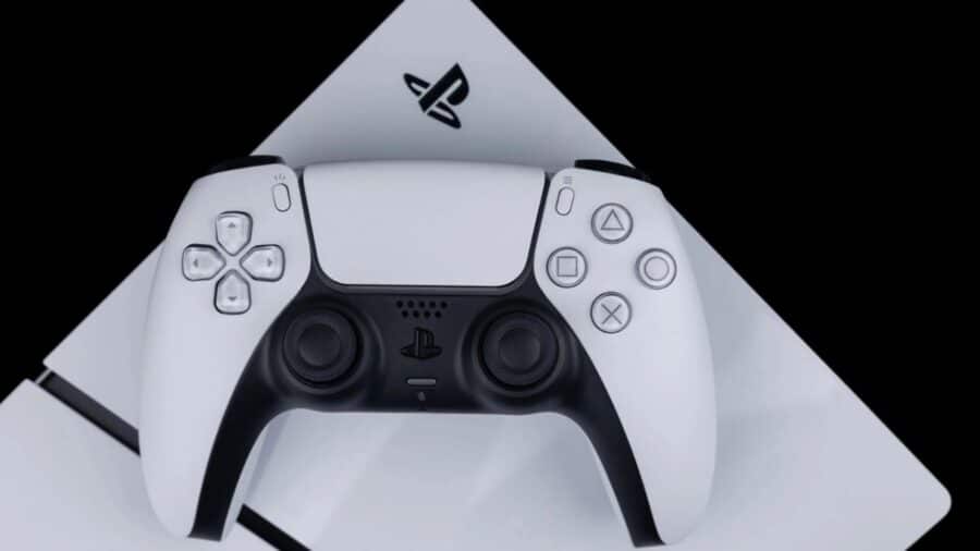 Visuale ravvicinata dall'alto di un controller wireless bianco DualSense appoggiato sull'angolo di una console PlayStation bianca, con il logo Sony in evidenza su uno sfondo completamente nero.