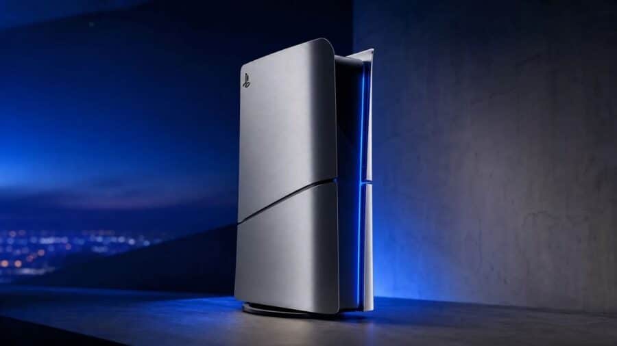 Render di una console PlayStation dal design metallico e futuristico, caratterizzata da feritoie illuminate da luci LED blu, posizionata su una superficie scura con lo skyline di una città notturna sfocata sullo sfondo.