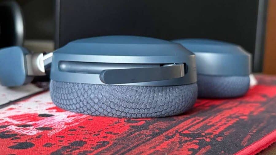 Inquadratura dal basso del padiglione delle cuffie MSI Maestro 500, che evidenzia il sottile braccetto del microfono chiuso a filo con la scocca in plastica.