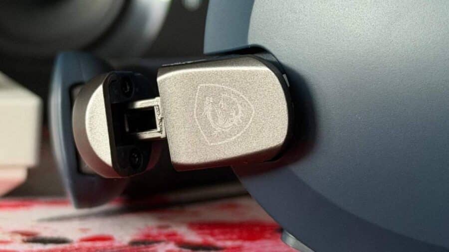 Dettaglio ravvicinato dello snodo metallico delle cuffie MSI Maestro 500 Wireless, che mostra il classico logo del drago MSI inciso in modo sottile e discreto