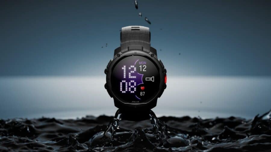 Immagine dal forte impatto visivo dello smartwatch Polar Street X in verticale in mezzo all'acqua scura con schizzi dinamici, mentre il display AMOLED mostra l'ora e l'icona della torcia LED in primo piano.