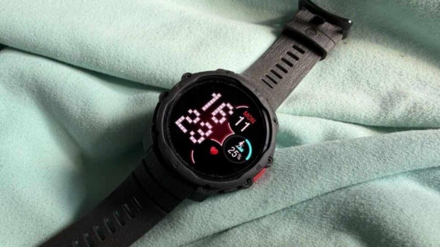 Il Polar Street X appoggiato su un morbido tessuto azzurro pastello. Il display AMOLED acceso mostra un quadrante digitale a grandi cifre bianche, con indicatori per il battito cardiaco e l'autonomia residua al 25%.
