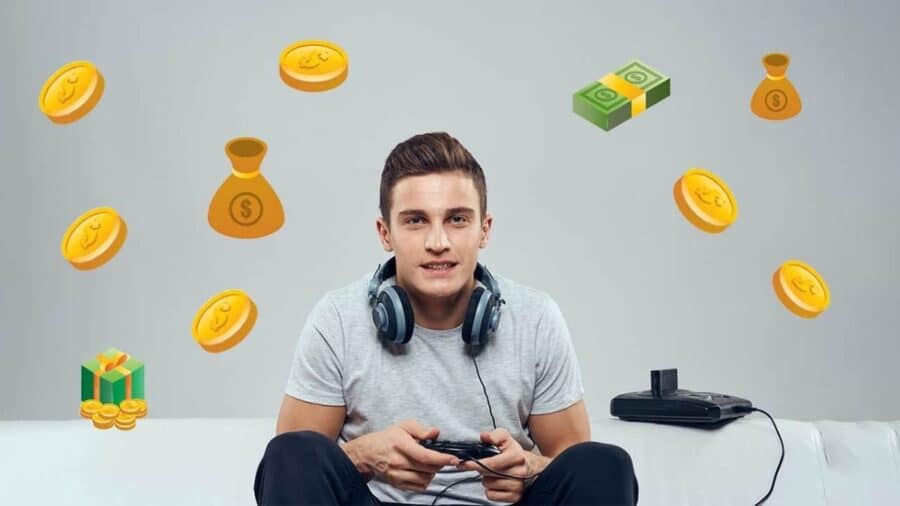 Un giovane videogiocatore sorridente è seduto sul divano con in mano il controller di una vecchia console; intorno a lui fluttuano grafiche in computer grafica raffiguranti monete d'oro, sacchi di denaro e pacchi regalo.