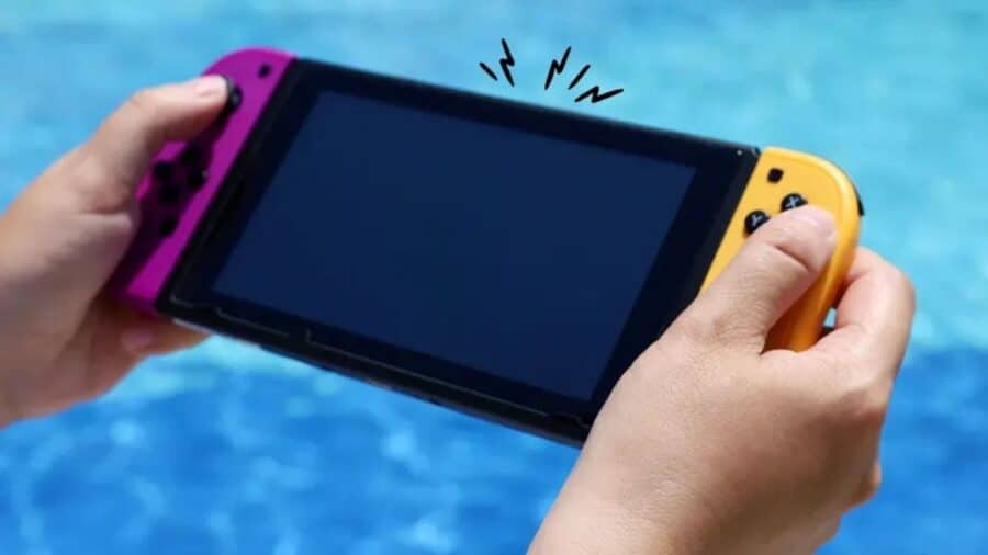 Primo piano delle mani di una persona che tiene una console Nintendo Switch con Joy-Con viola e giallo davanti all'acqua azzurra di una piscina. Sopra lo schermo della console compaiono dei segni grafici che indicano stress e calore.