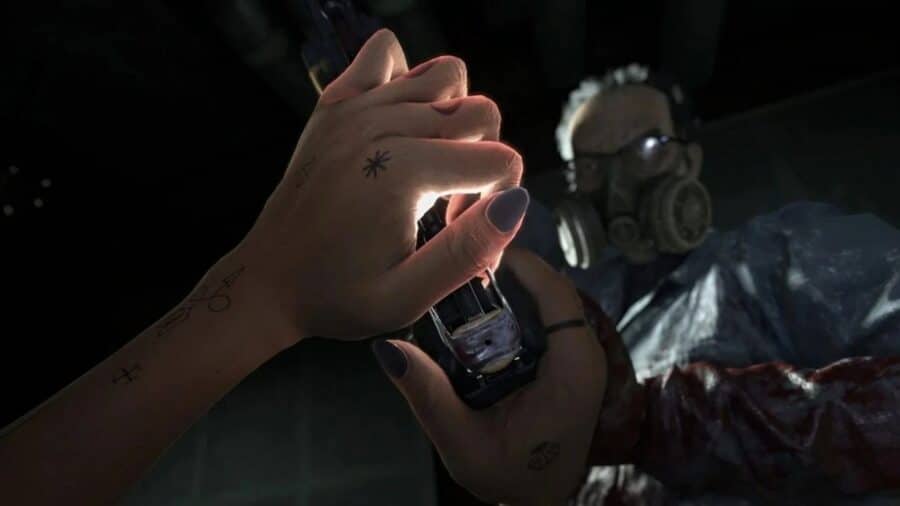Primo piano in soggettiva di mani tatuate che stringono disperatamente un oggetto metallico illuminato nell'oscurità. Sullo sfondo sfocato, incombe la figura inquietante di un aggressore coperto di sangue e con indosso una maschera antigas.