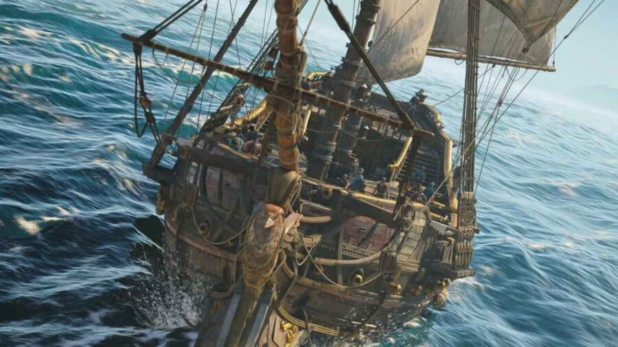 Vista dall'alto a piombo sul galeone pirata Jackdaw mentre fende dinamicamente le onde increspate e realistiche dell'oceano, con la ciurma ben visibile sul ponte.