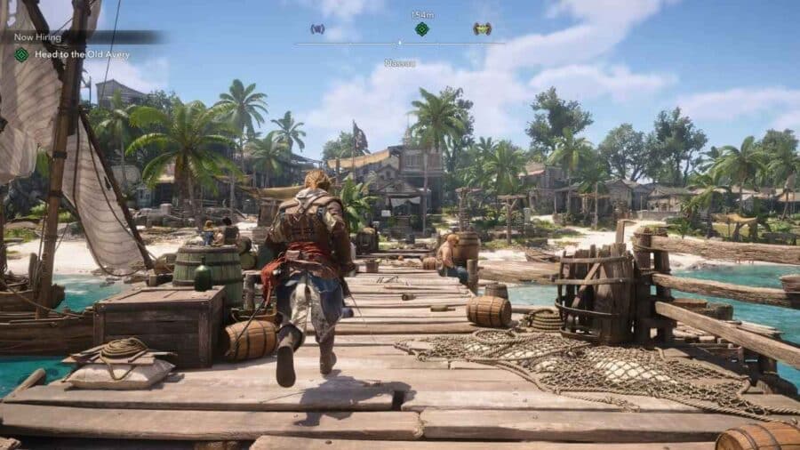 Edward Kenway corre di spalle lungo un ampio molo di assi di legno verso la vivace città di Nassau, popolata da cittadini e circondata da vegetazione tropicale e navi ormeggiate sotto un cielo azzurro.