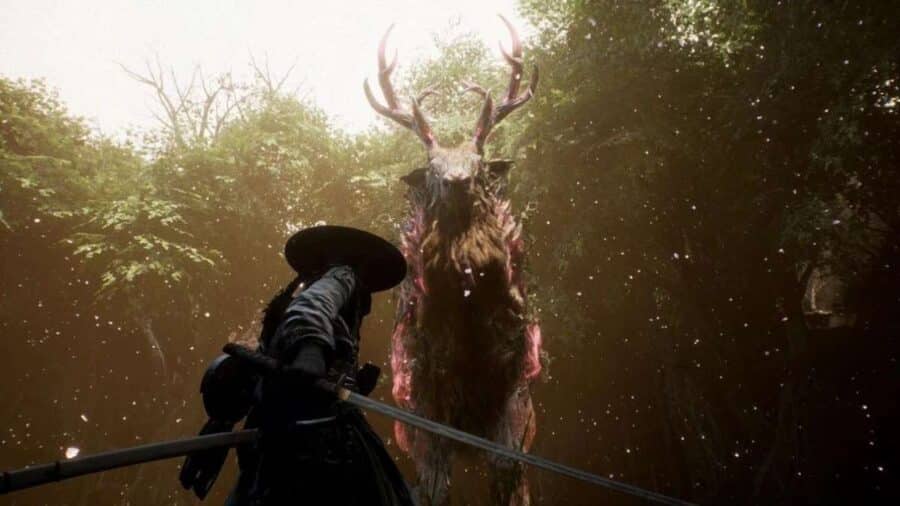 Emma impugna la sua spada e fronteggia dal basso un colossale cervo corrotto, con le corna intrecciate a rami e venature magiche luminose, immerso in una fitta foresta.