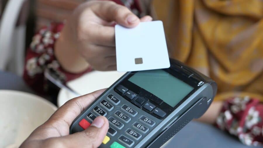 Carta di credito scaduta, c’è un problema: alcuni POS possono accettarla