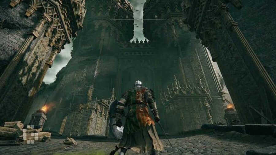 Il personaggio giocante in armatura con scudo e spada davanti all'imponente e cupo portone d'ingresso del Castello di Grantempesta su Nintendo Switch 2.