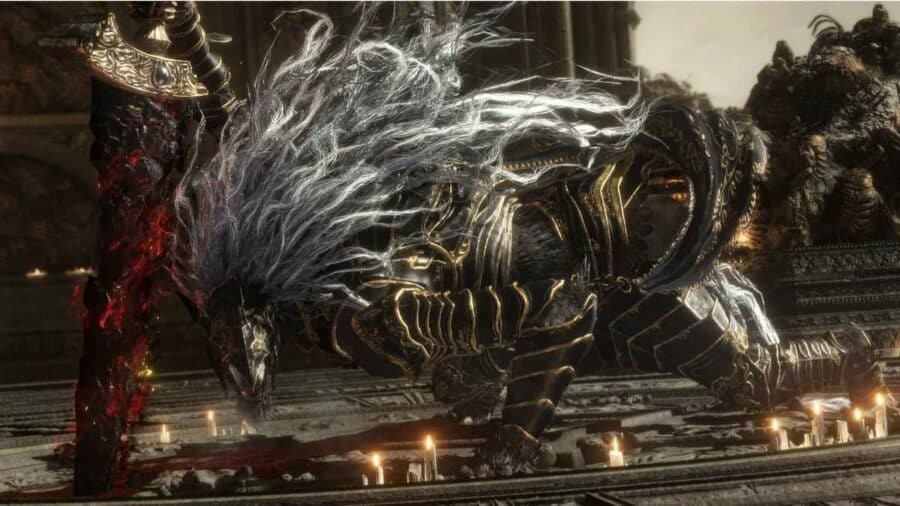 Maliketh la Lama Nera rannicchiato sul pavimento di un tempio illuminato da candele, con armatura nera decorata in oro, una folta chioma argentea e il suo spadone infuso di fiamme rosse e nere.