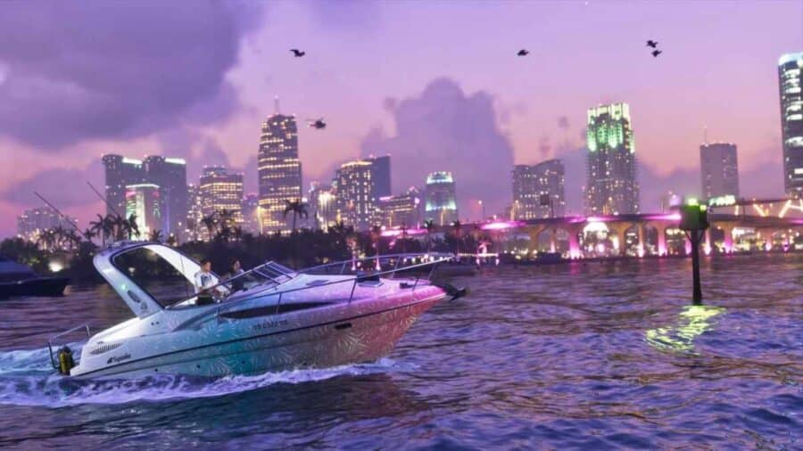 Un motoscafo bianco naviga sulle acque di Vice City al crepuscolo, con lo skyline della città illuminato da luci al neon fucsia e grattacieli sullo sfondo