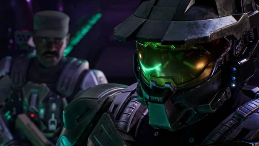 Primo piano del casco di Master Chief con la visiera dorata illuminata da riflessi verdi, a bordo di una navetta da trasporto Pelican, con il Sergente Johnson sfocato sullo sfondo.