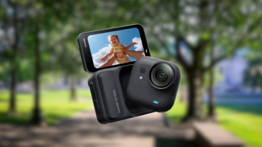 La videocamera nera Insta360 GO Ultra inserita nel suo Action Pod con il display touch sollevato. Lo schermo mostra la ripresa in prima persona di una bambina sorridente sollevata verso un cielo azzurro, con un parco verde e sfocato sullo sfondo.