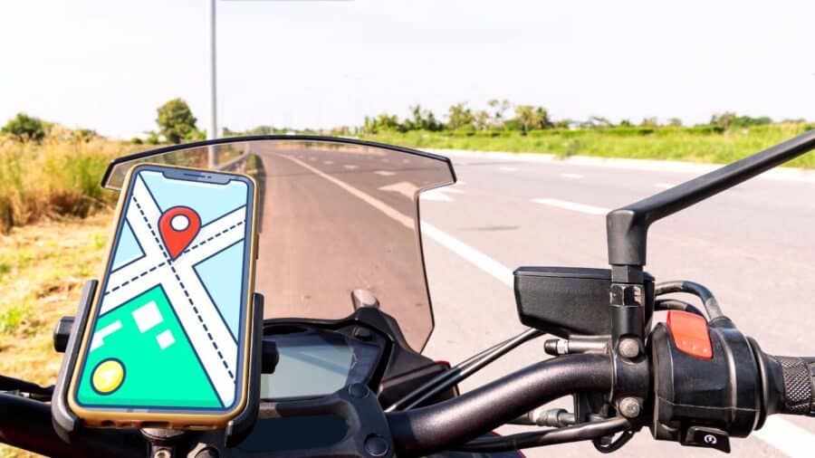 Lo smartphone in moto può costarti caro cosa dice il Codice della Strada