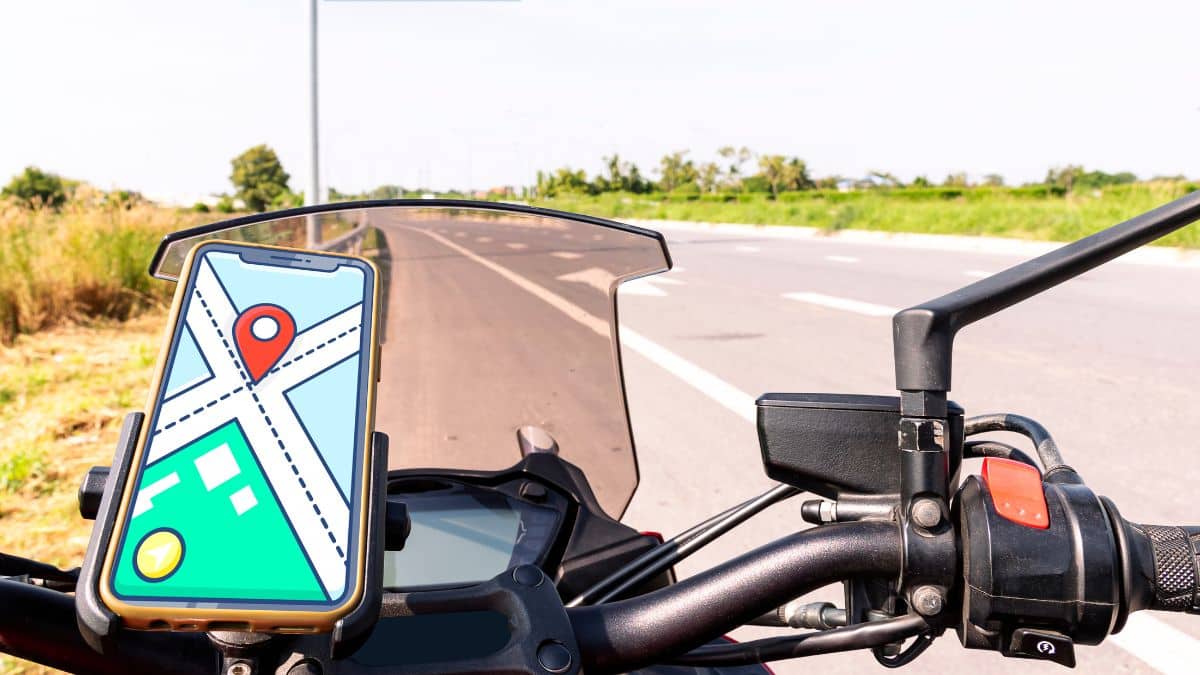 Lo smartphone in moto può costarti caro cosa dice il Codice della Strada
