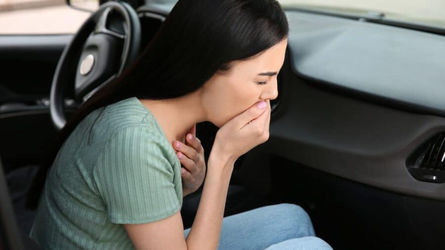 Mal d’auto in auto elettrica c’è un motivo preciso e riguarda il cervello