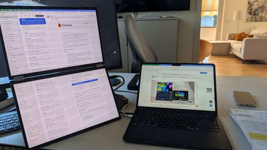 ASUS ZenScreen Duo OLED MQ149CD in modalità Extend collegato a un laptop su una scrivania domestica