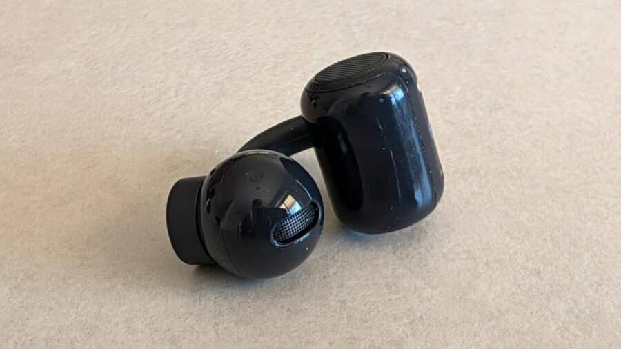 Dettaglio ravvicinato dell'auricolare CMF Clip Pro con listening ball e gancio a C in colore nero