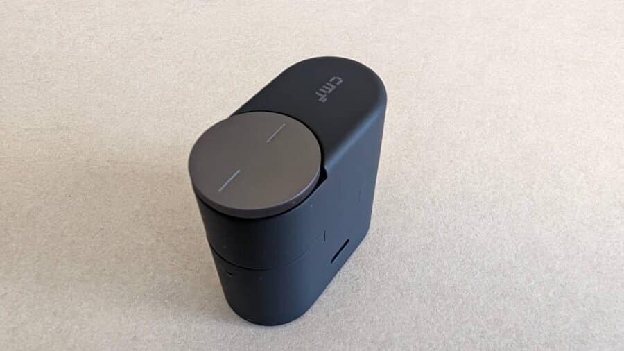 Custodia di ricarica CMF Clip Pro vista dall'alto con Smart Dial e logo CMF in evidenza