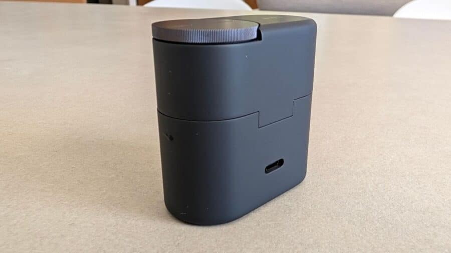 Custodia CMF Clip Pro vista laterale con porta USB-C per la ricarica e Smart Dial sul coperchio