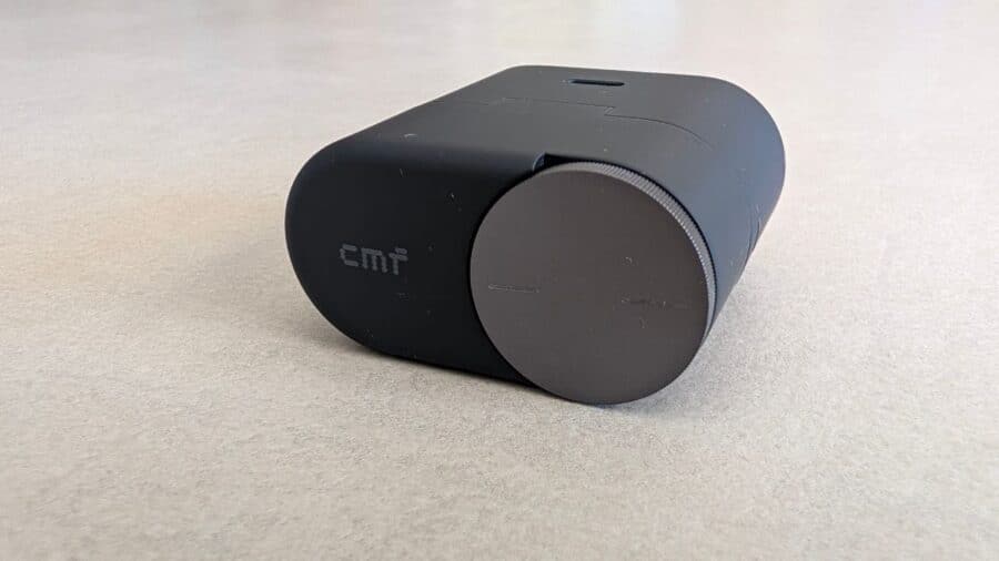 Custodia CMF Clip Pro chiusa vista di profilo con logo CMF e Smart Dial zigrinato