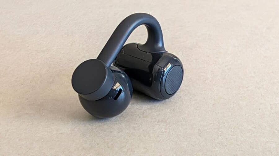 Auricolari CMF Clip Pro a forma di C affiancati, il gancio pensato per agganciarsi all'orecchio