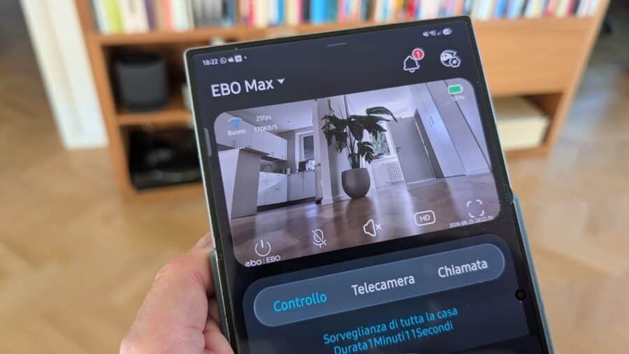 Streaming video in diretta dalla telecamera dell'Enabot EBO Max durante il pattugliamento in cucina