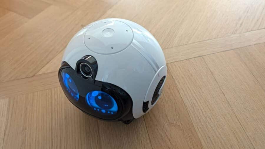 Enabot EBO Max visto di fronte con gli occhi digitali blu accesi su pavimento in legno