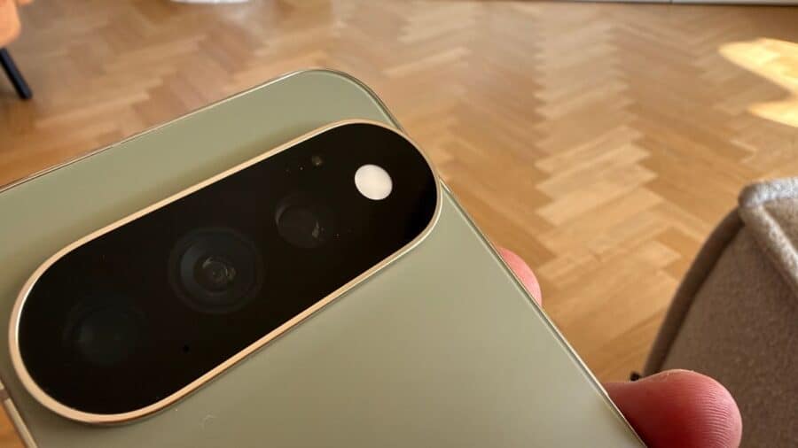 Dettaglio della camera bar di Google Pixel 11 Pro verde oliva con tripla fotocamera e flash LED.