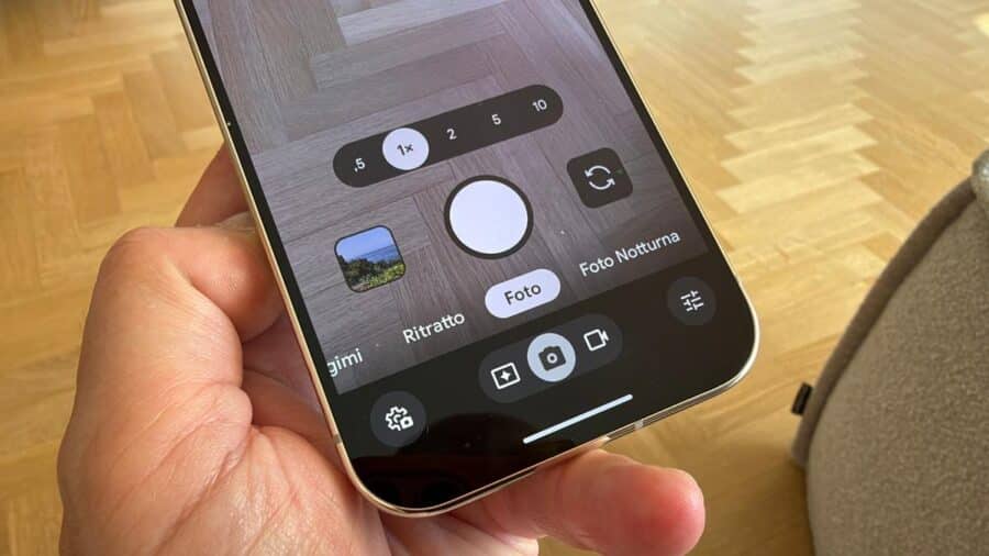 App Fotocamera di Google Pixel 11 Pro aperta, con selettore zoom e modalità Foto Notturna visibili.